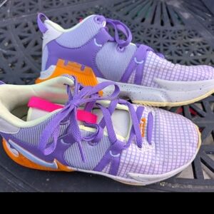 Nike LeBron Kids Basketball Shoes Size 6Y